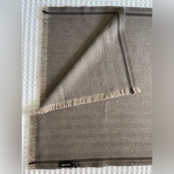 TOM FORD scarf in 16.5-micron wool herringbone is a great choice. Greyish Brown - Picture 5 of 7